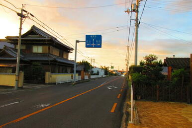 前面道路：主要地方道観音寺佐野線（８号線）　写真撮影年月：２０２１年８月