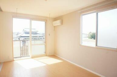 【ＬＤＫ】南側の大きな掃きだし窓から明るい陽射しと風がそそぐ快適な空間です◎もちろん冷暖房が付いて…