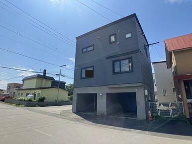 ビルトインガレージ普通車2台駐車可能♪