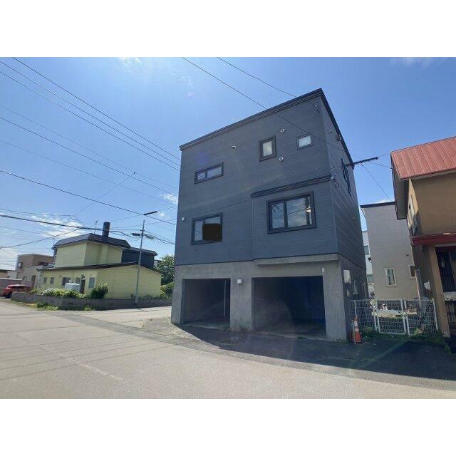 ビルトインガレージ普通車2台駐車可能♪