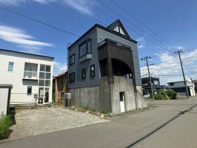 車庫付きのため、お車やバイクが好きな方にもおすすめ♪