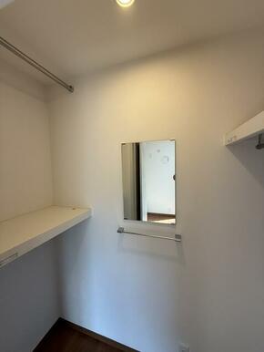 洋室5.3帖ウォークインクローゼット！鏡付！洋室6.3帖にもあります！