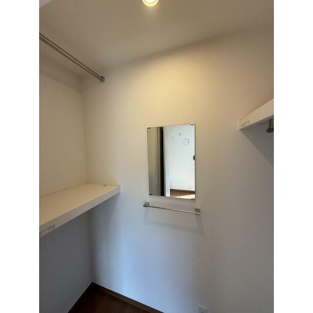 洋室5.3帖ウォークインクローゼット！鏡付！洋室6.3帖にもあります！