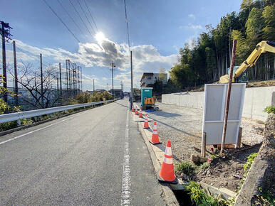 前面道路は交通量が少なく、見渡しの良い通りです。