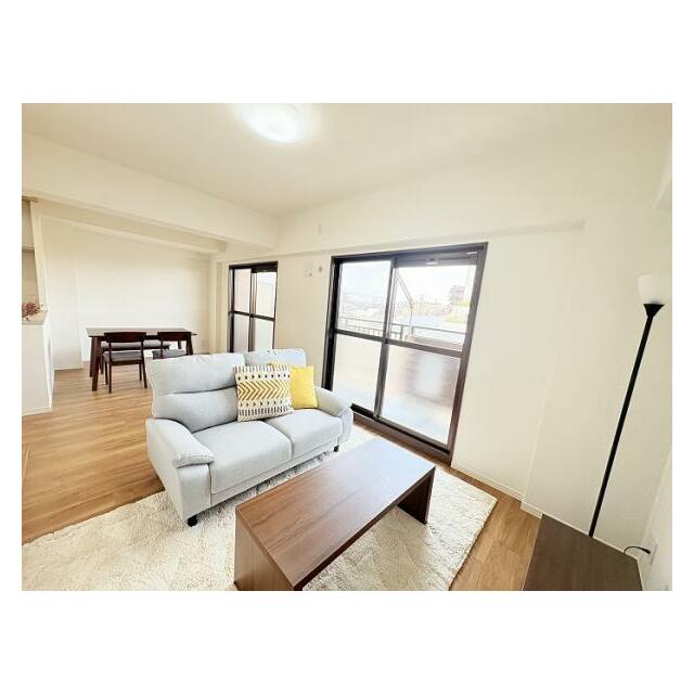 「LDK約12.3帖」ニトリの家具付き物件です。