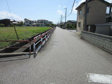 北側前面道路（水路介在）