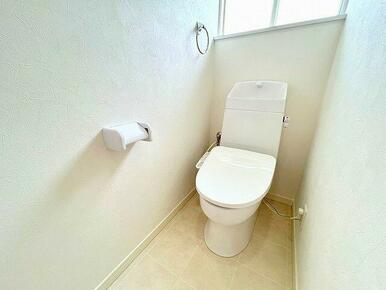 「２階トイレ」ウォシュレット付きのトイレに新品交換しております。