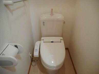 落ち着いた色調のトイレです