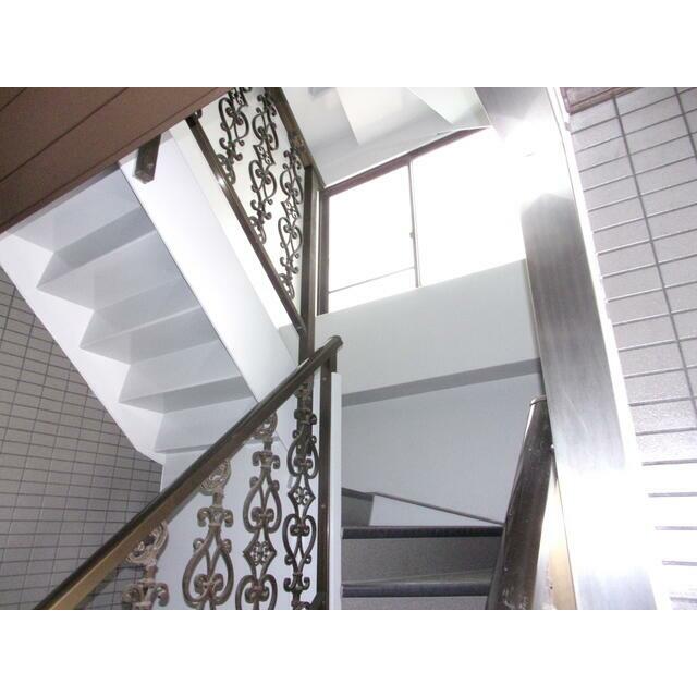 共用内階段　　窓