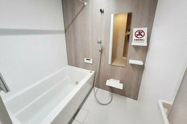 バスルーム：新品のシステムバスで快適なバスタイムを過ごせます。清潔感と機能性を兼ね備えた空間です。