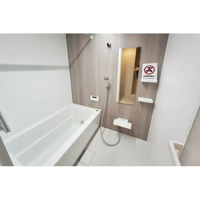 バスルーム：新品のシステムバスで快適なバスタイムを過ごせます。清潔感と機能性を兼ね備えた空間です。