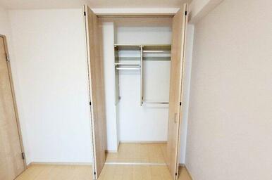 洋室1：クローゼットはハンガーパイプ付きで収納しやすい仕様。衣類をすっきり片付けられます。