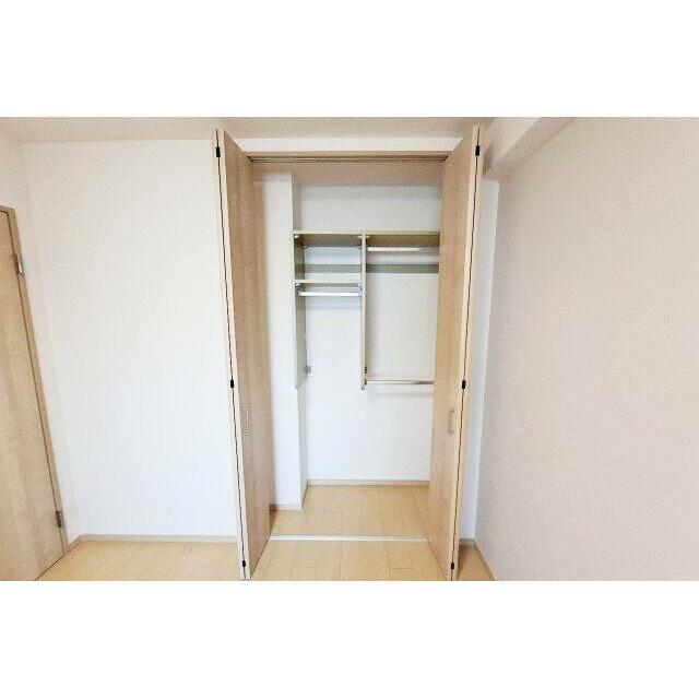 洋室1：クローゼットはハンガーパイプ付きで収納しやすい仕様。衣類をすっきり片付けられます。