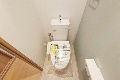 トイレ：新調した便器と温水洗浄便座で新生活を気持ちよくスタート。壁紙と床もリフォーム済み。