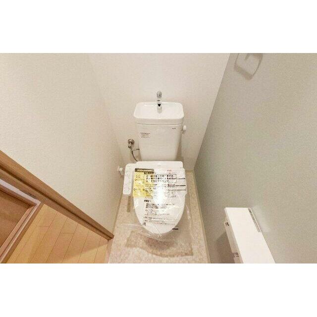 トイレ：新調した便器と温水洗浄便座で新生活を気持ちよくスタート。壁紙と床もリフォーム済み。