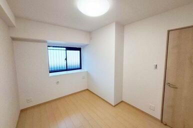 洋室1：新調されたフローリングと建具で室内ピカピカ。出窓は小物を飾ったり観葉植物を置くのにぴったり。