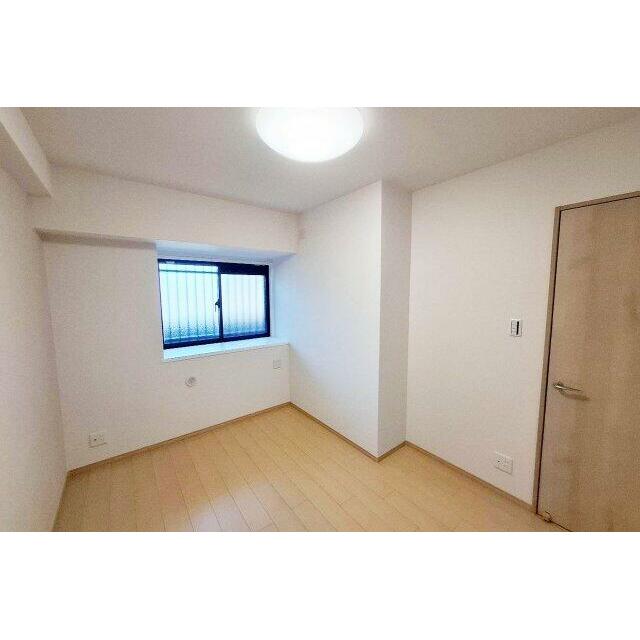 洋室1：新調されたフローリングと建具で室内ピカピカ。出窓は小物を飾ったり観葉植物を置くのにぴったり。