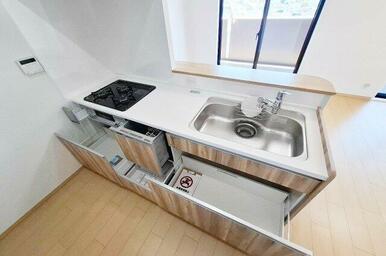 キッチン：食器や調理器具をしっかり収納できるスライド式キャビネットで片付けもスムーズ。