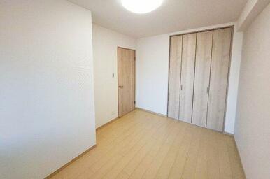 洋室1：洋室約5.6帖はリラックスできる落ち着いたプライベート空間。幅広いライフスタイルに対応可能。