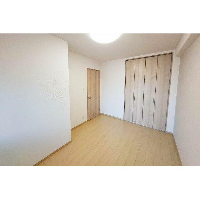 洋室1：洋室約5.6帖はリラックスできる落ち着いたプライベート空間。幅広いライフスタイルに対応可能。