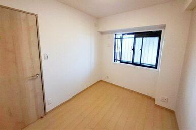 洋室2：窓から自然光が入り、明るさを感じられる快適な洋室。生活スタイルに合わせて多用途に使えます。