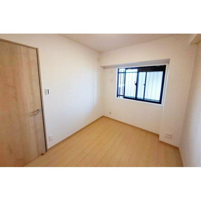 洋室2：窓から自然光が入り、明るさを感じられる快適な洋室。生活スタイルに合わせて多用途に使えます。