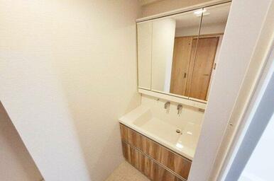 洗面室：新調済みの三面鏡付き洗面台は内部収納も充実。小物や化粧品をすっきり整理できます。