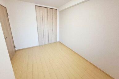 洋室1：新しく貼り替えたミルクティーカラーのアクセントクロスがあたたかみのある雰囲気を演出。