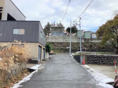 前面道路は公道　幅員は約5.2ｍ　西より撮影