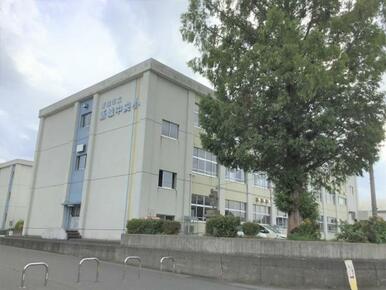 新城中央小学校まで徒歩１４分（約1.1ｋｍ）