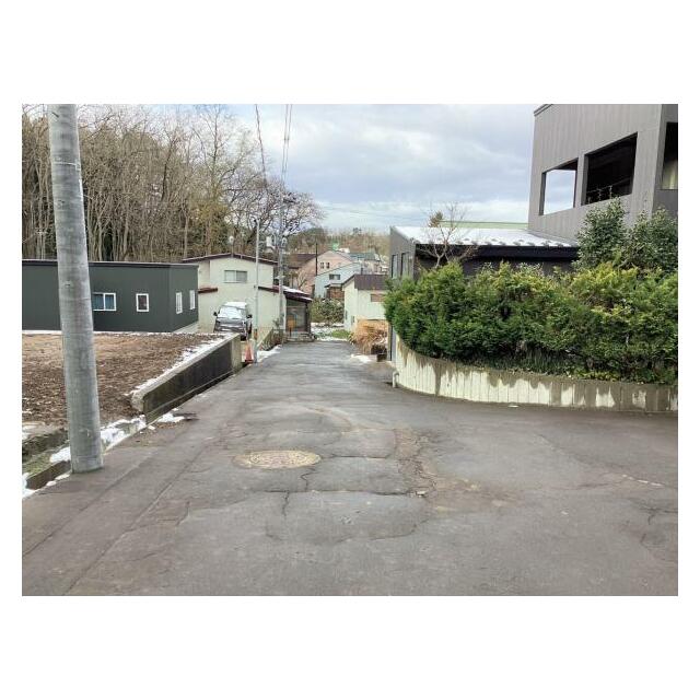 前面道路は公道　幅員は約5.2ｍ　東より撮影