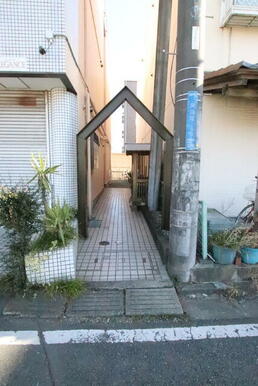 建物入口へのアプローチです！