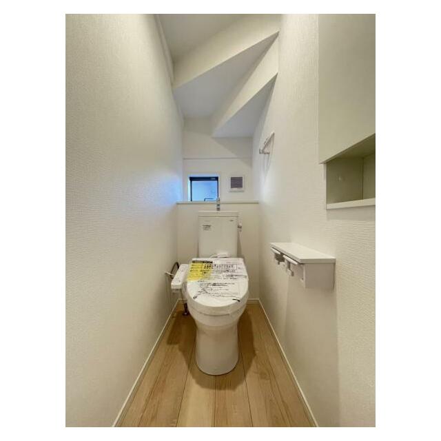 トイレットペーパーや掃除用品もスッキリ片付く収納スペース付きのトイレ！