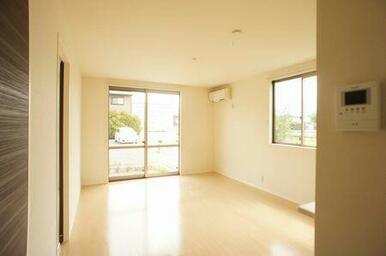 リビングは明るく開放感があります◆窓は南面・西面の２ヶ所にあります。