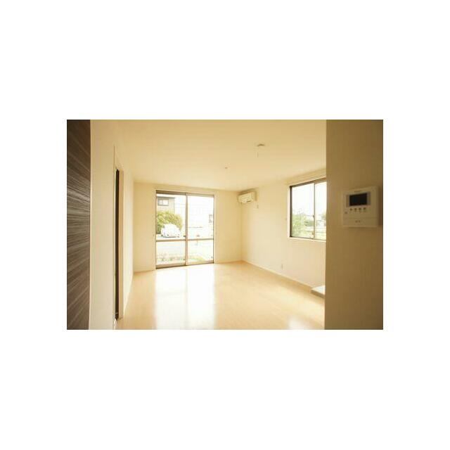 リビングは明るく開放感があります◆窓は南面・西面の２ヶ所にあります。