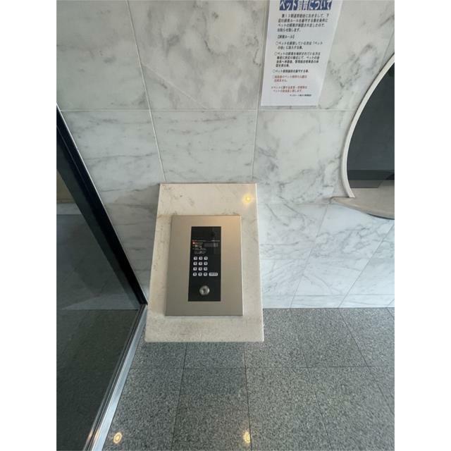 大理石調の壁がエレベーターホールを上質な空間に演出。モニター付きインターホンと防犯カメラでセキュリテ