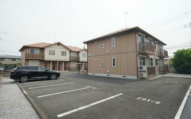 敷地内には建物が２棟あります。写真手前がＢ棟、奥がＡ棟です。