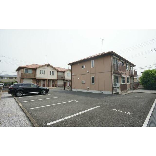 敷地内には建物が２棟あります。写真手前がＢ棟、奥がＡ棟です。
