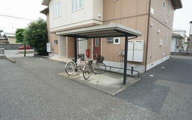 敷地内には屋根付きの駐輪場が有ります。