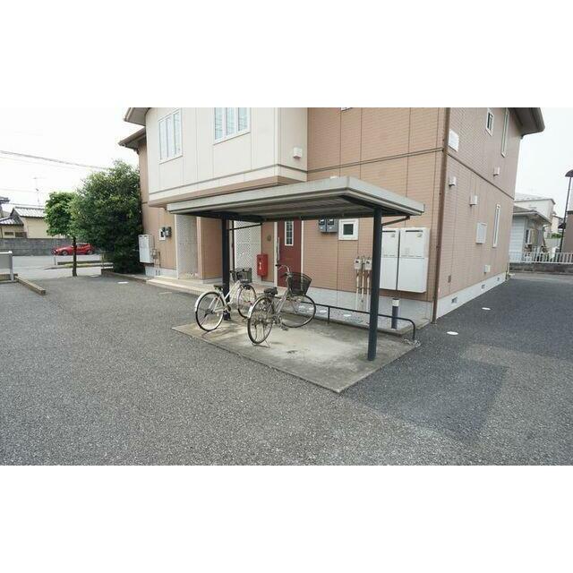 敷地内には屋根付きの駐輪場が有ります。