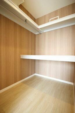 ◆ウォークインクローゼット◆ハンガーパイプ付きで、コートなども収納しやすいですよ！お部屋がスッキリ…