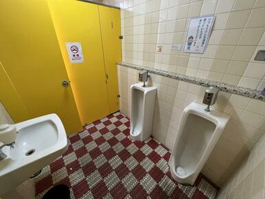 共用部の男子トイレの画像です。ストール小便器２器および洋式トイレ１器がございます。