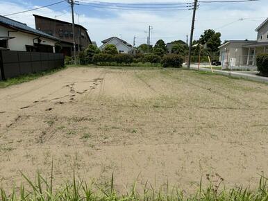 東側から撮影した物件の全体像です。