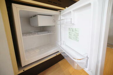 ミニ冷蔵庫付！上下に収納もあり便利です！