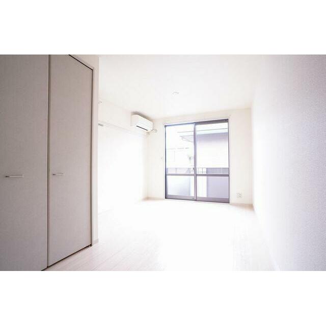 ８．１帖の洋室。２方向に窓がある、南向きの角部屋です！！