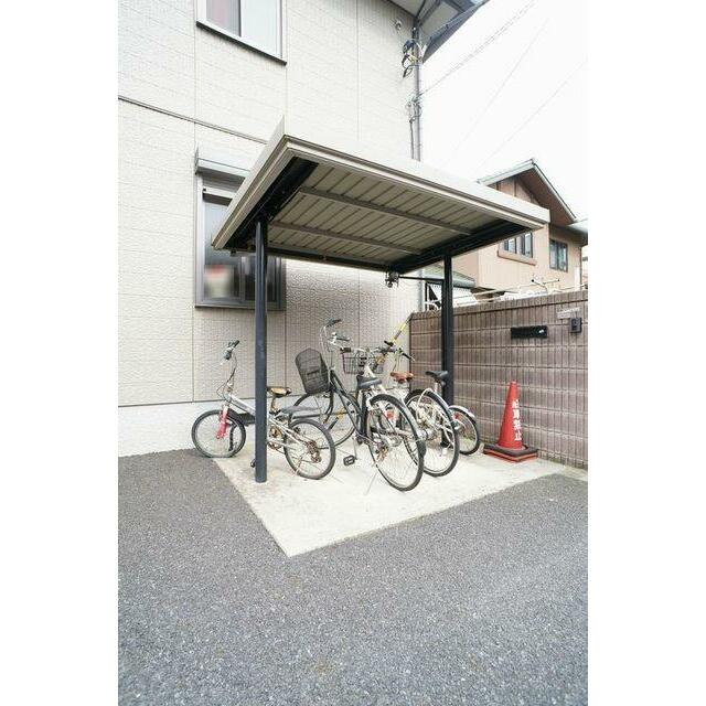 敷地内にご入居者様専用の屋根付き駐輪場もご用意しております。