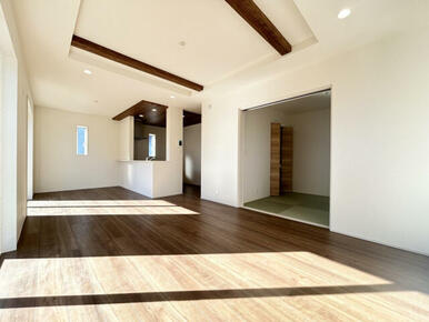 広々としたリビングが魅力的♪日当たりもよく居心地の良い空間です。自然と家族が集まりコミュニケーション