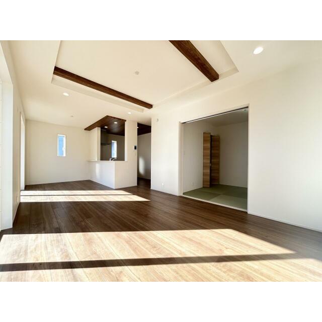 広々としたリビングが魅力的♪日当たりもよく居心地の良い空間です。自然と家族が集まりコミュニケーション