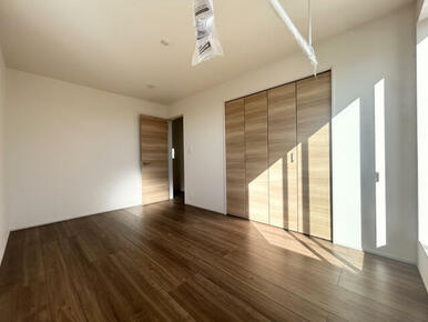 朝日をあびて、体内時計をリセット。清々しい朝の光をあびて、すっきりと目覚める。一日のスタートに大切な