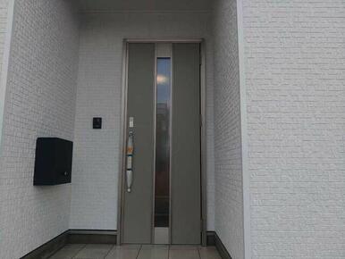 「いってきます」「ただいま」「おかえり」が聞こえそうな玄関